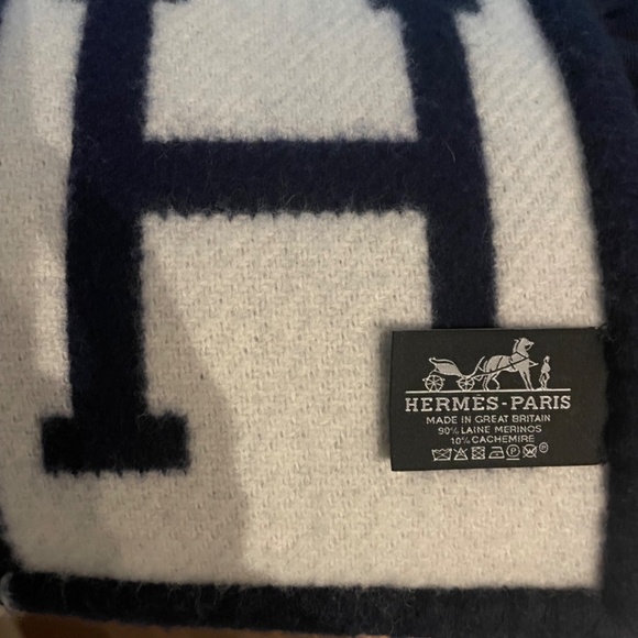 HERMÈS Wool Cashmere Avalon Blanket in Ecru and Blue - Picture 10 of 11